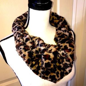 🌺4 Items 25$🌺 D&R Faux Fur Infinity Scarf - Leopard Print w Front Twist